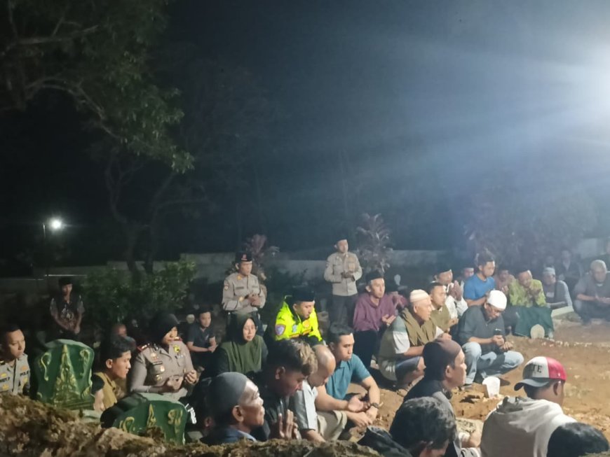 Polisi Bersama Masyarakat, Kapolres Probolinggo Dampingi Keluarga Korban Karhutla TNBTS hingga Peristirahatan Terakhir
